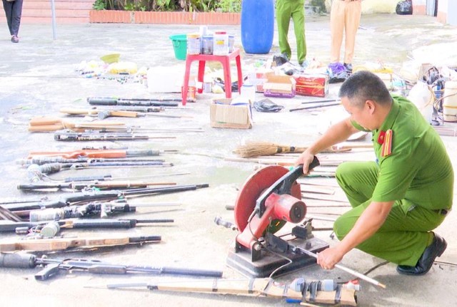 Công an huyện Đức Thọ: Tiêu hủy một lượng lớn vũ khí, vật liệu nổ, công cụ hỗ trợ